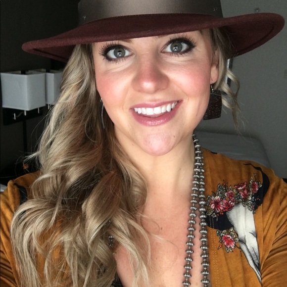 Meet your Posher, Danielle - Picture 1 of 1